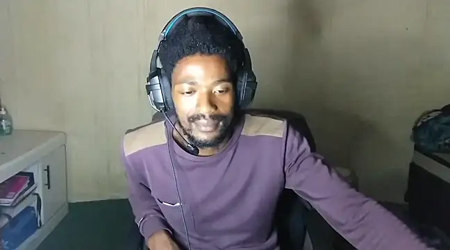 Snapshot of gldnmvsk_XO chatting on 03.05.25 gldnmvsk XO online show from 03.05.25