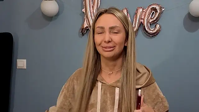 AnnaMaee online show from 02.25.25