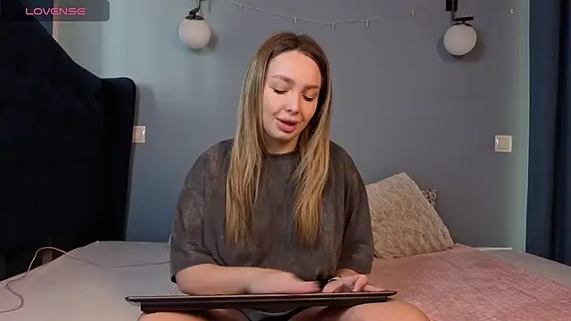 AnnaMaee online show from 03.10.26