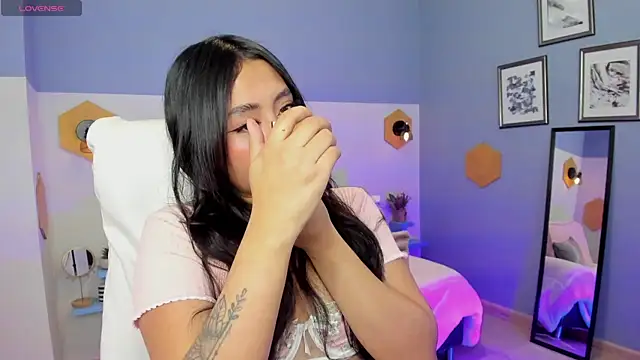 Chloe fischer  online show from 11.26.25