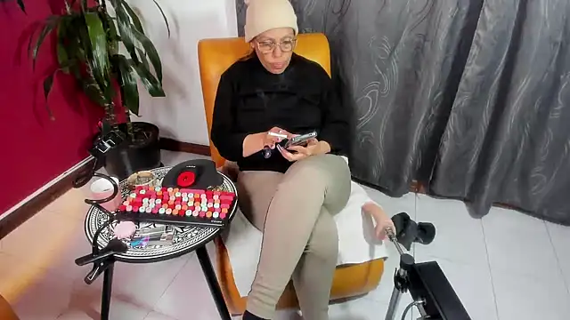 Snapshot of BrendaSex_Hot chatting on 10.11.25 BrendaSex Hot online show from 10.11.25