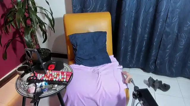 Snapshot of BrendaSex_Hot chatting on 10.21.25 BrendaSex Hot online show from 10.21.25