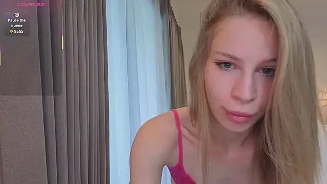 Snapshot of Elis_Fox chatting on 12.18.25 Elis Fox online show from 12.18.25