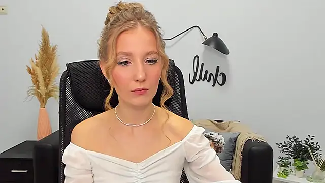 LolaWilsons online show from 02.08.25