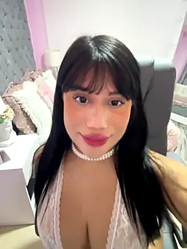 Snapshot of AshleyFerrer chatting on 10.28.25 AshleyFerrer online show from 10.28.25