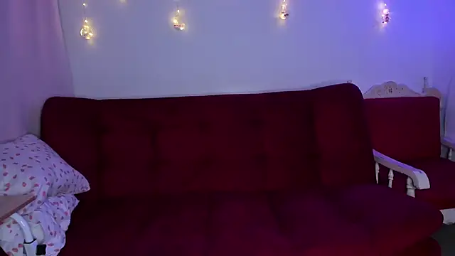 Snapshot of ohpetitemuse chatting on 12.03.25 ohpetitemuse online show from 12.03.25