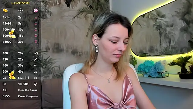 Snapshot of pretty_little_thing chatting on 01.15.25 pretty little thing online show from 01.15.25