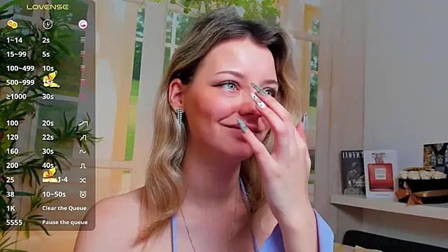 Snapshot of pretty_little_thing chatting on 01.31.25 pretty little thing online show from 01.31.25