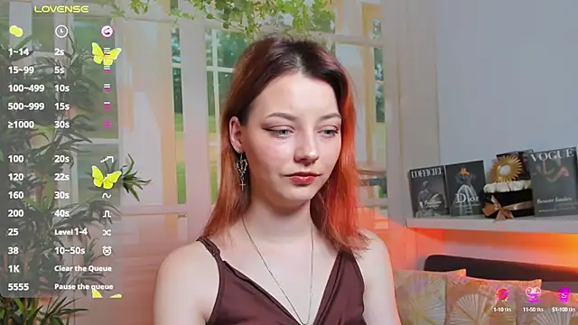 Snapshot of pretty_little_thing chatting on 03.10.25 pretty little thing online show from 03.10.25