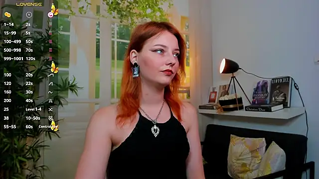 Snapshot of pretty_little_thing chatting on 09.25.25 pretty little thing online show from 09.25.25