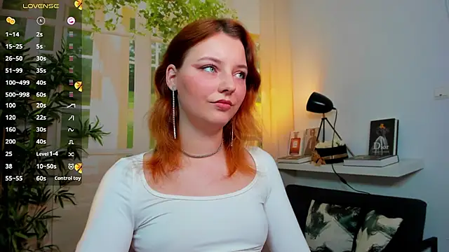 Snapshot of pretty_little_thing chatting on 10.23.25 pretty little thing online show from 10.23.25