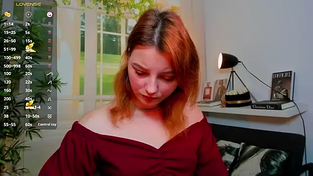 Snapshot of pretty_little_thing chatting on 11.12.25 pretty little thing online show from 11.12.25