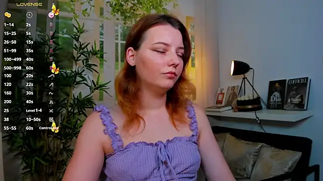 Snapshot of pretty_little_thing chatting on 11.20.25 pretty little thing online show from 11.20.25