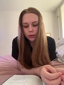 Snapshot of Marylallka5 chatting on 07.25.26 Marylallka5 online show from 07.25.26