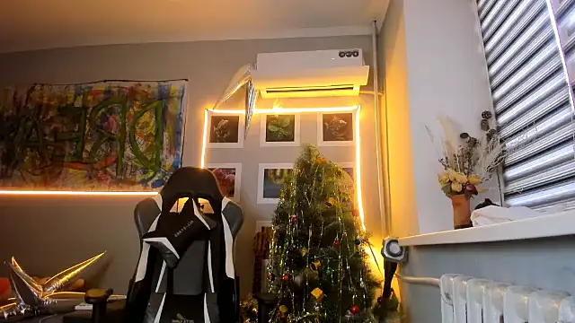 Snapshot of sara_sun34 chatting on 12.23.24 sara sun34 online show from 12.23.24