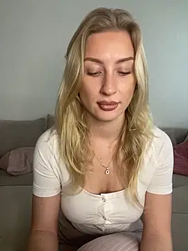 Snapshot of belle98 chatting on 12.18.25 belle98 online show from 12.18.25