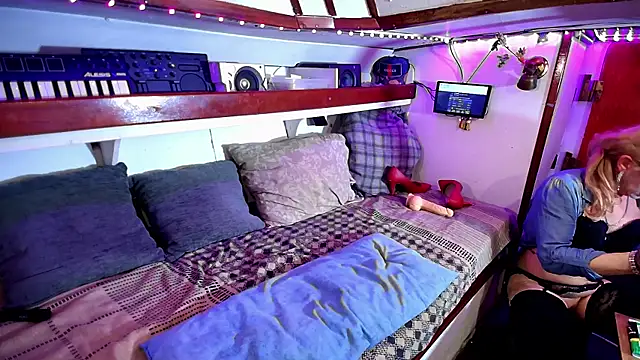 Snapshot of Honeykiss23 chatting on 01.16.25 Honeykiss23 online show from 01.16.25