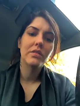 Snapshot of Linalicious chatting on 11.05.25 Linalicious online show from 11.05.25