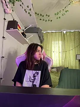 Snapshot of MashkaRay chatting on 02.15.25 MashkaRay online show from 02.15.25