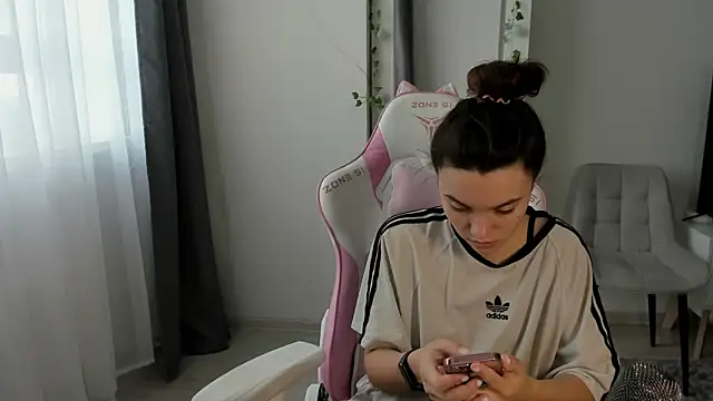 Snapshot of MashkaRay chatting on 12.02.25 MashkaRay online show from 12.02.25