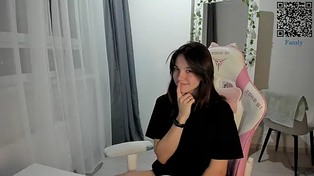 Snapshot of MashkaRay chatting on 12.22.25 MashkaRay online show from 12.22.25