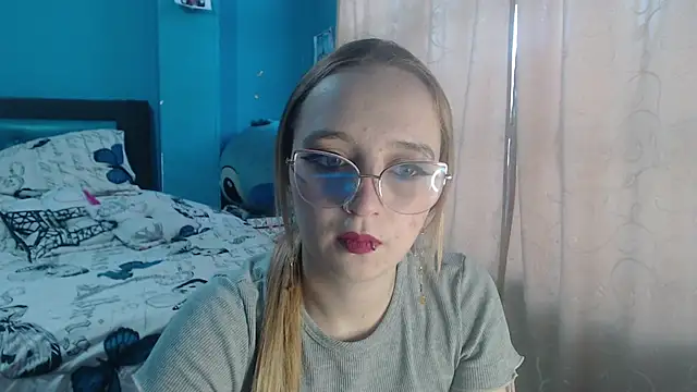 Liaroberts1 online show from 02.18.25