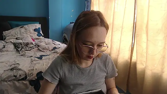 Liaroberts1 online show from 02.18.25