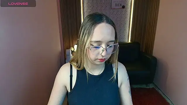 Snapshot of Liaroberts1 chatting on 06.09.26 Liaroberts1 online show from 06.09.26