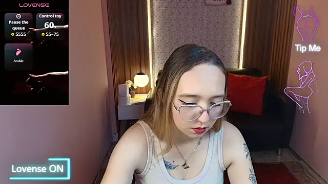 Snapshot of Liaroberts1 chatting on 06.12.26 Liaroberts1 online show from 06.12.26