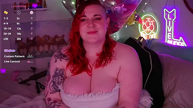 Snapshot of opalreigning chatting on 10.31.25 opalreigning online show from 10.31.25