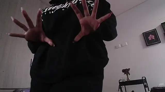 ninaevanss  online show from 04.28.26