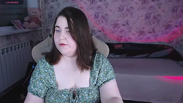 Snapshot of Estelle_Hicks chatting on 05.10.26 Estelle Hicks online show from 05.10.26
