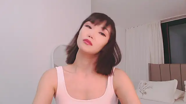 Snapshot of TumiLio chatting on 12.17.24 TumiLio online show from 12.17.24