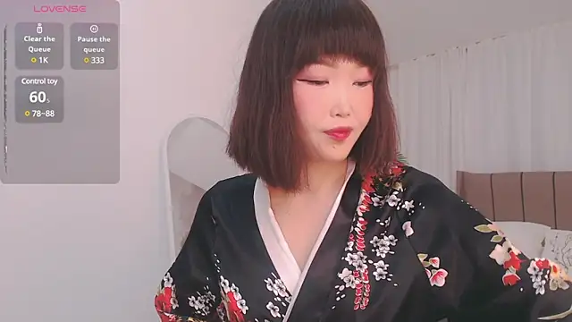 Snapshot of TumiLio chatting on 01.02.25 TumiLio online show from 01.02.25