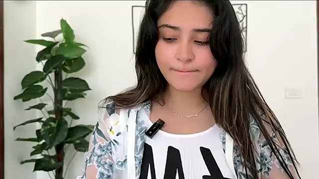 Snapshot of demieliss chatting on 04.21.26 demieliss online show from 04.21.26
