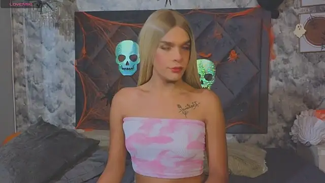 Snapshot of Shantal_Joness chatting on 10.25.25 Shantal Joness online show from 10.25.25