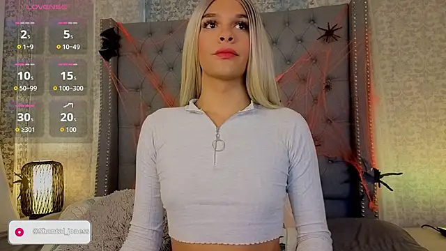 Snapshot of Shantal_Joness chatting on 10.27.25 Shantal Joness online show from 10.27.25