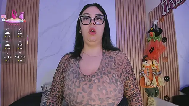 Snapshot of juicy_led_ chatting on 11.01.25 juicy led online show from 11.01.25