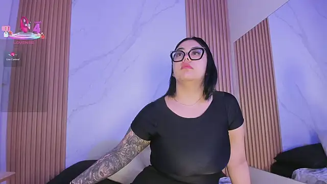 Snapshot of juicy_led_ chatting on 11.05.25 juicy led online show from 11.05.25