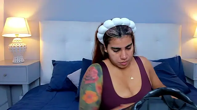 SaraaJhonsonn online show from 11.14.25