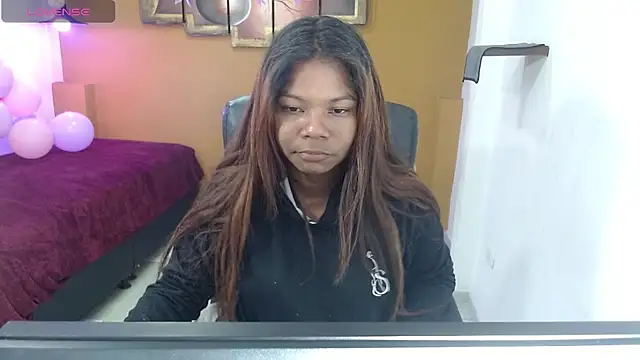 Snapshot of Laurizolson chatting on 12.10.24 Laurizolson online show from 12.10.24