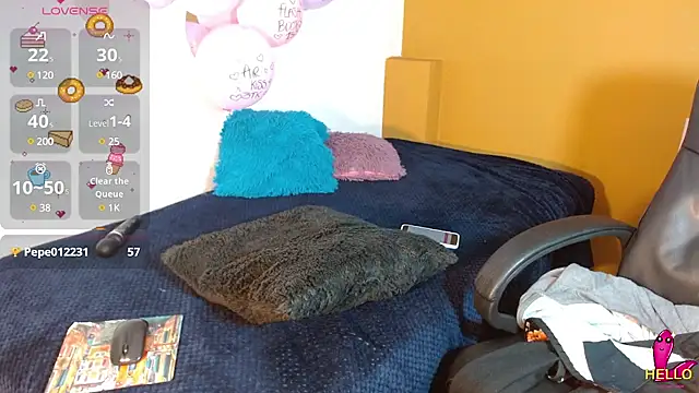 Snapshot of Laurizolson chatting on 12.11.24 Laurizolson online show from 12.11.24