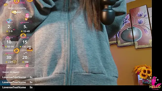 Snapshot of Laurizolson chatting on 12.12.24 Laurizolson online show from 12.12.24