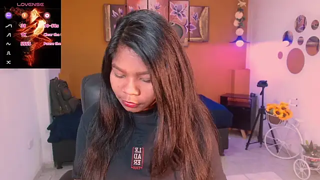 Snapshot of Laurizolson chatting on 01.18.25 Laurizolson online show from 01.18.25