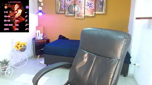 Snapshot of Laurizolson chatting on 01.19.25 Laurizolson online show from 01.19.25