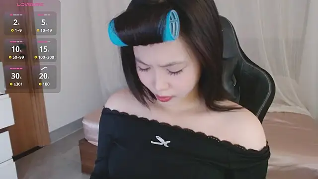 Lin SiYee online show from 03.06.25