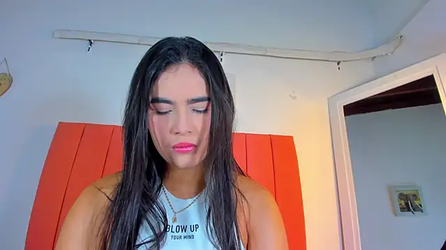Snapshot of valen_rose0 chatting on 11.26.25 valen rose0 online show from 11.26.25