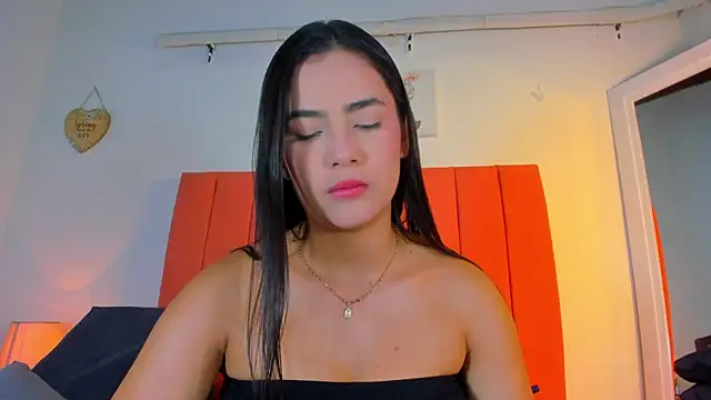 Snapshot of valen_rose0 chatting on 12.17.25 valen rose0 online show from 12.17.25