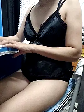 Snapshot of Haralushiaaa chatting on 10.21.25 Haralushiaaa online show from 10.21.25