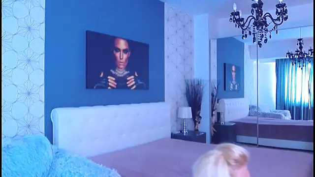 Snapshot of MaryMatiss chatting on 09.25.25 MaryMatiss online show from 09.25.25